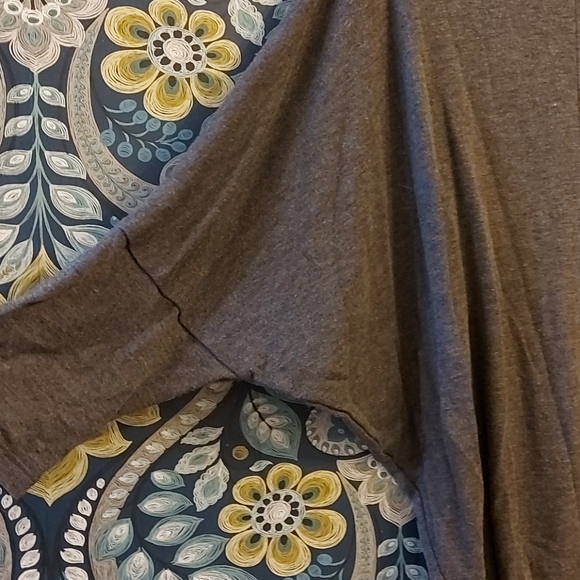 Grey Top with 3/4 sleeves - Picture 2 of 3